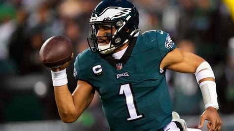 AP source: Hurts, Eagles agree to $255 million extension
